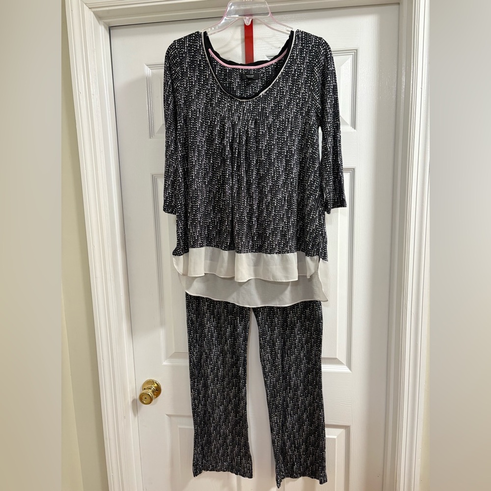 Simply Vera by Vera Wang black and white pajamas, pink ribbon trim, 2/3 sleeves